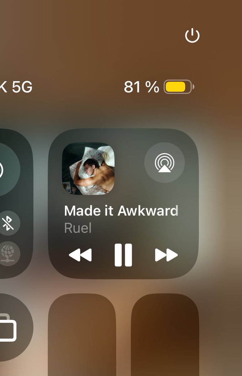 whyxlive's tweet image. what’s awkward is me replying to this knowing you’ll ignore it anyway 🫠
#madeitawkward