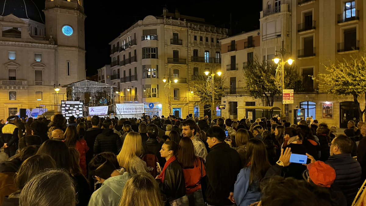 🟣 Performance i lectura del manifest per part del Col·lectiu 8M i l'Escola Municipal de Teatre. Ens volem vives! ✊🏿