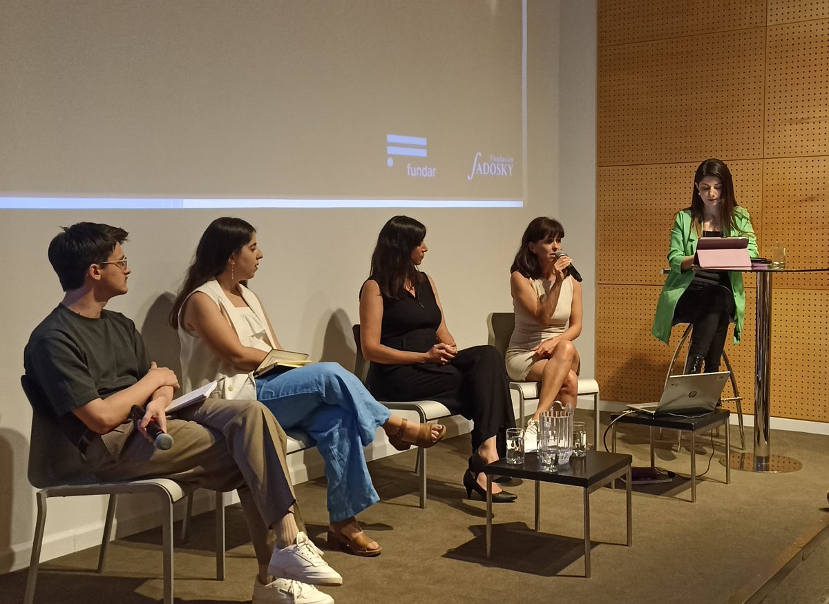 Expusieron los datos: <a href="/MaruBorchardt/">Mara Borchardt</a>, Verónica Marino, <a href="/jmargoitia/">Juan Martin Argoitia</a> y Paula Luvino. Y moderó el debate <a href="/Ladob/">Irina Sternik</a> 

🧵