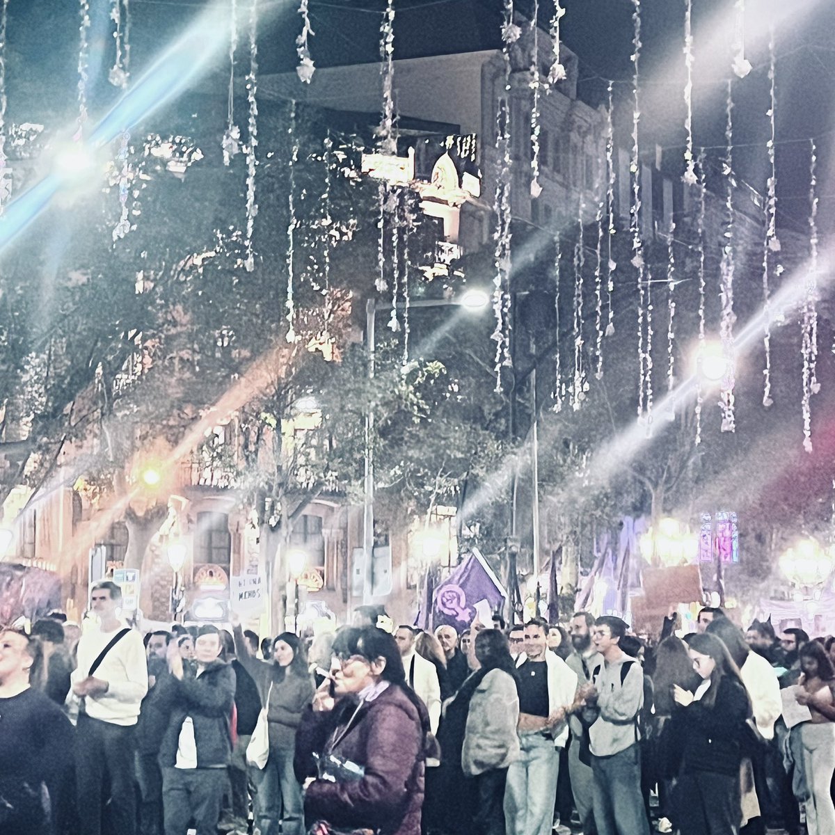 La violència de genere no és un invent ideològic o moda política…és un delicte‼️
Compartir la lluita amb els q sempre heu estat, els que planteu cara a les violències m’escalfeu l’ànima. 
Us estimo too much 💜
Júlia, Cristina, Mercè, Itziar i David