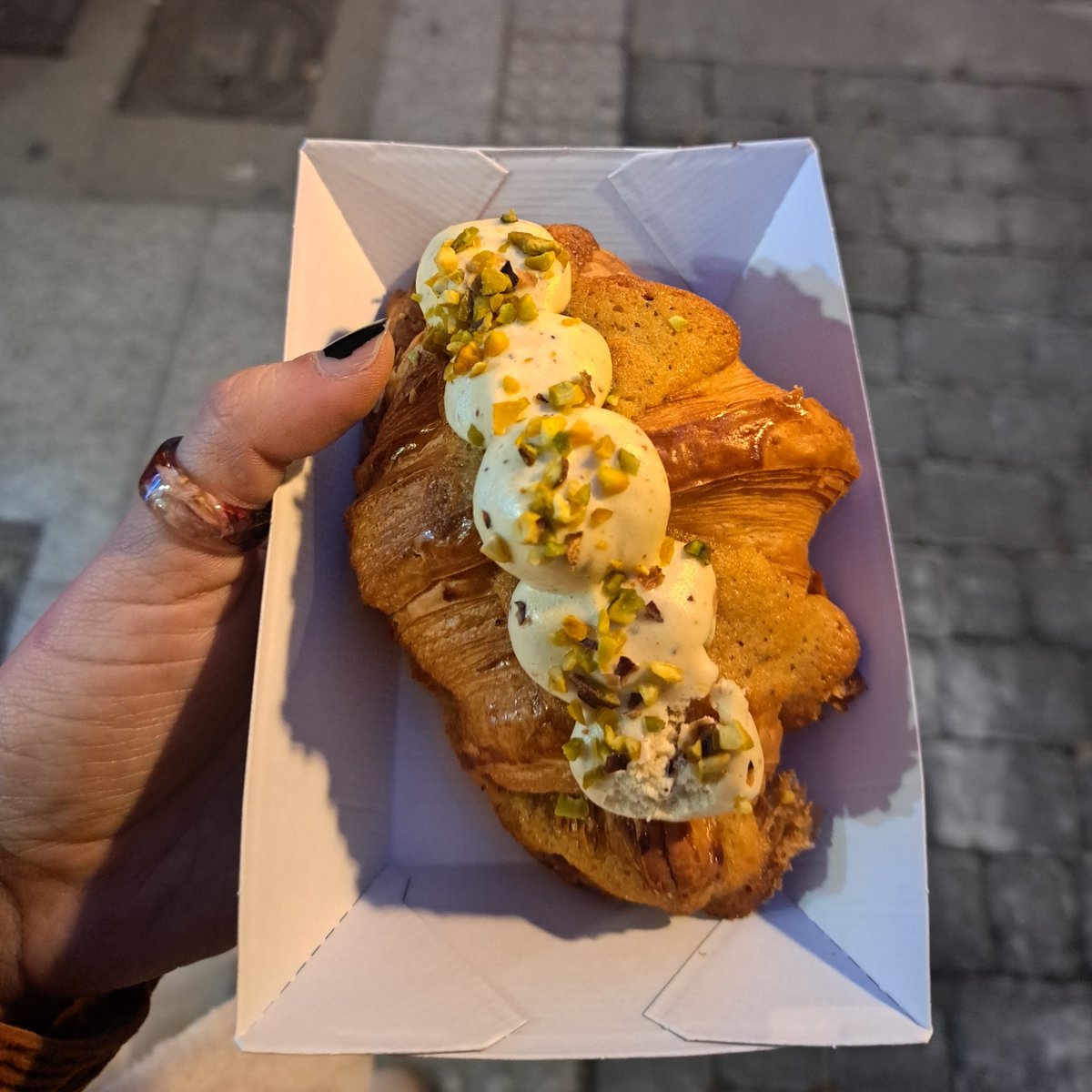 Elena_tp's tweet photo. Esta tarde he ido a comprarle un regalo a una de mis personas favorita y luego he ido a merendar a un obrador nuevo. Una buena tarde. https://t.co/M9nHkUcsM2