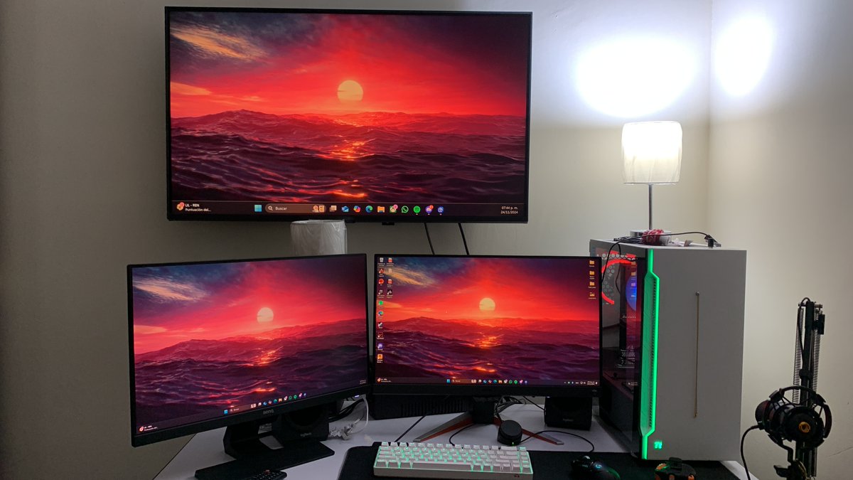 mrdri_'s tweet photo. @Deepcoolglobal @KingstonLatam Esto ya es vanidad la neta, pero le agregue una TV al setup (Se la quite a mi mama de la sala) https://t.co/6B9k4ihdxl