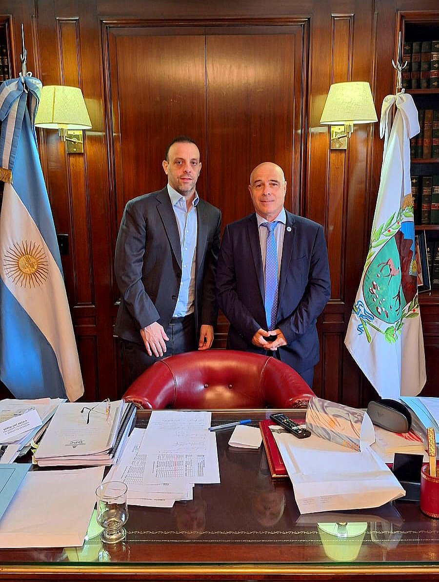 contribuarg's tweet photo. 👥 Nos reunimos con el Senador Nacional Bartolomé Abdala @AbdalaBartolome
🏛️ Conversamos sobre el Foro Internacional #THOLOS qué realizaremos entre el 16 y 18 de Diciembre.
Para más información sobre el #ForoTholos escribinos a info@contribuyentes.ar https://t.co/MMJzhNPGBu