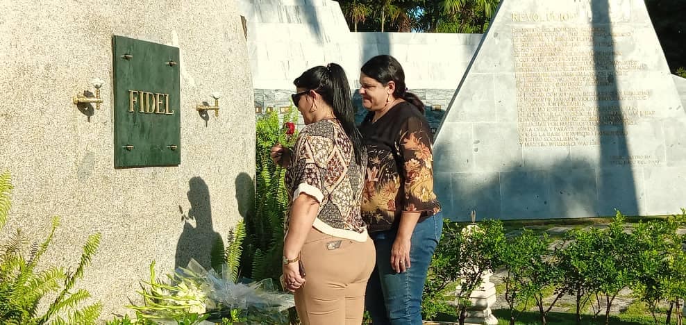 Hoy  no estaré físicamente  como cada año hace 8 años,nunca falté a su encuentro,pero desde #ProvinciaGranma ,tierra en el que me encuentro, que también es suya como #Cuba entera, le vuelvo a ratificar mi lealtad y  compromiso con el Partido y la Revolución.
#FidelPorSiempre