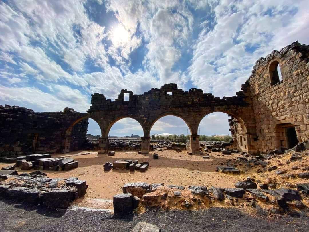 AlmsaFdl's tweet photo. أنا من مدينة بعيدة تسكن في أعماق التاريخ ، و يسكن التاريخ في عمق كل حجر من حجارتها الذهبية. 
متاهة هي بحاراتها القديمة و أزقتها الضيقة،  لكنها المتاهة الوحيدة و الأجمل التي إن دخلتها لا تريد الخروج منها #ام_الجمال🇯🇴🇯🇴 https://t.co/AzQMaTub89