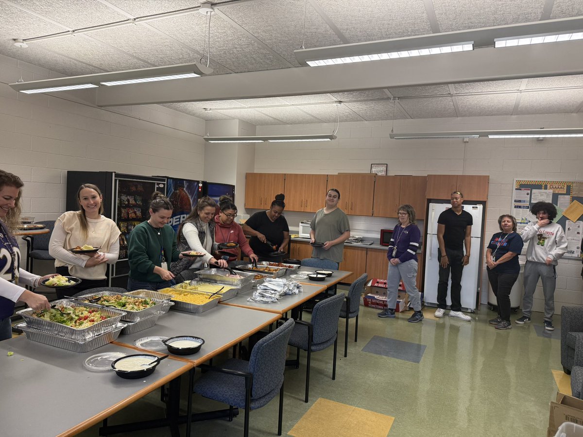PtPleasantAACPS's tweet photo. Thank you Glory Days Pasadena for donating a Thanksgiving meal for our PPES staff today! 🦃 We are thankful! @GloryDaysGrill @AACountySchools #BelongGrowSucceed https://t.co/VKmEHl5PyJ