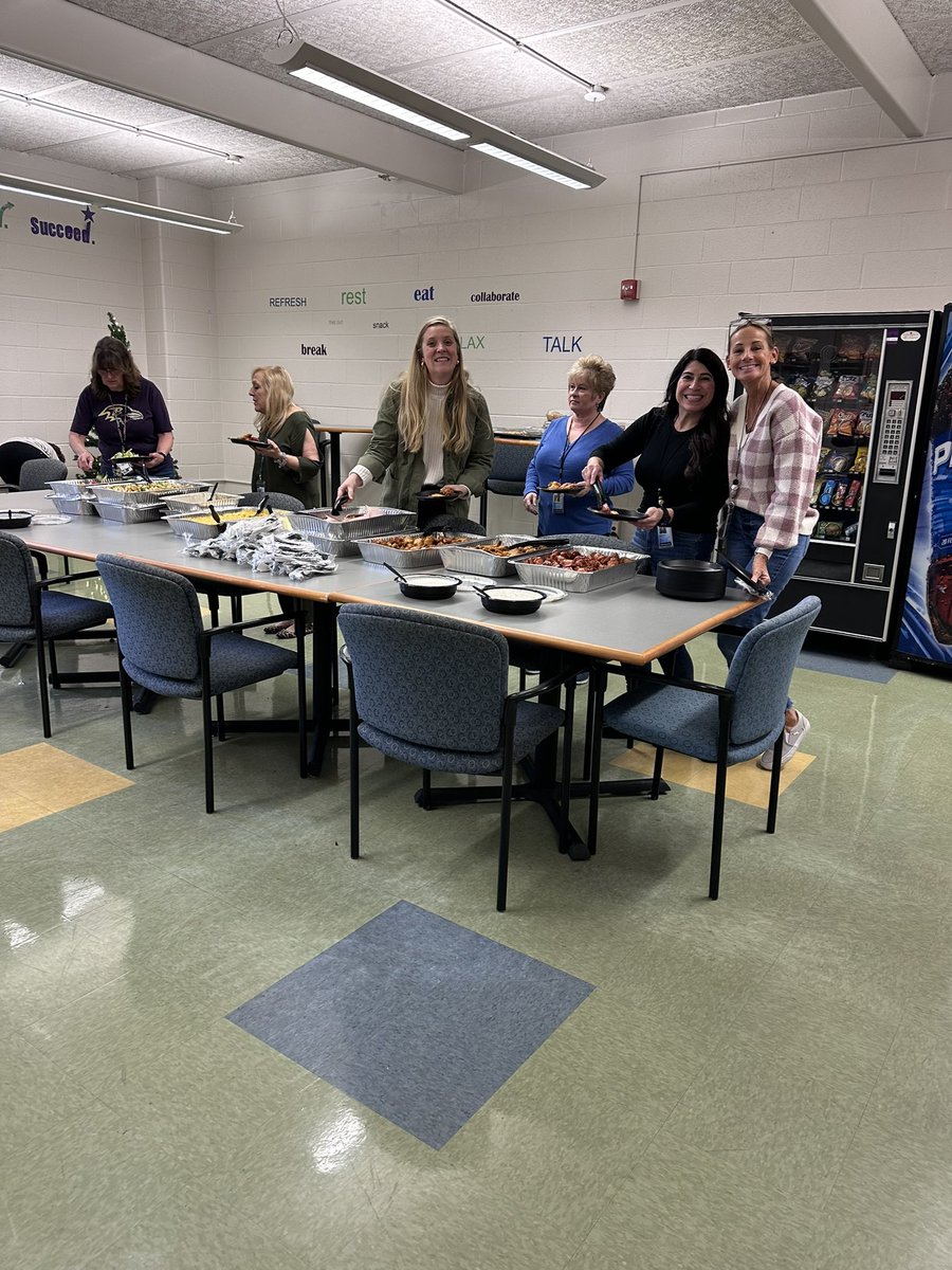Thank you Glory Days Pasadena for donating a Thanksgiving meal for our PPES staff today! 🦃 We are thankful! <a href="/GloryDaysGrill/">Glory Days Grill</a> <a href="/AACountySchools/">AACPS</a> #BelongGrowSucceed