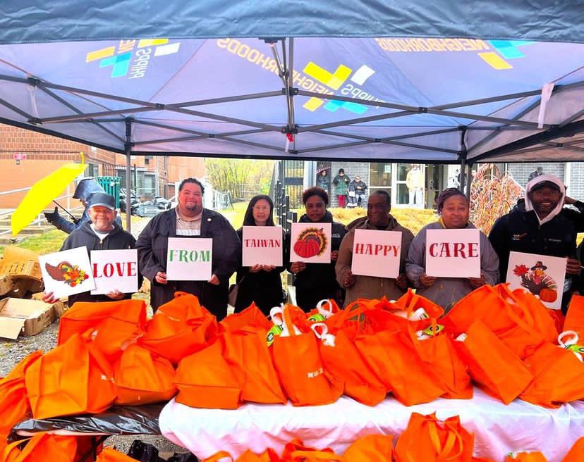 TaiwanInNewYork's tweet photo. We were honored to receive the invitation from @LuisSepulvedaNY to participate in the turkey giveaway event last Thursday. TECONY Deputy Director-General Lishan Chang was at the #Phipps neighborhood interacting with the locals and giving away 💗🦃 https://t.co/vW08JSimDm