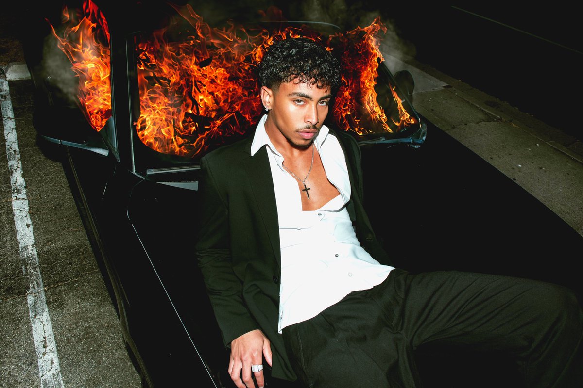 QuintonColemann's tweet photo. Guy on fire https://t.co/g4rFc2CwUb