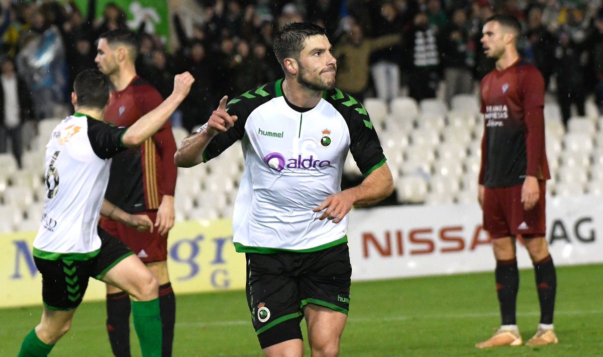 #RacingMirandes 
Recuerdos de 2019. Los dos equipos llegaban disputándose el liderato en segunda B. Tras un partido que se complicó para los locales, el Racing consiguió la victoria tras remontar en el tiempo de descuento. Jon Ander fue el héroe de aquella fría noche de invierno