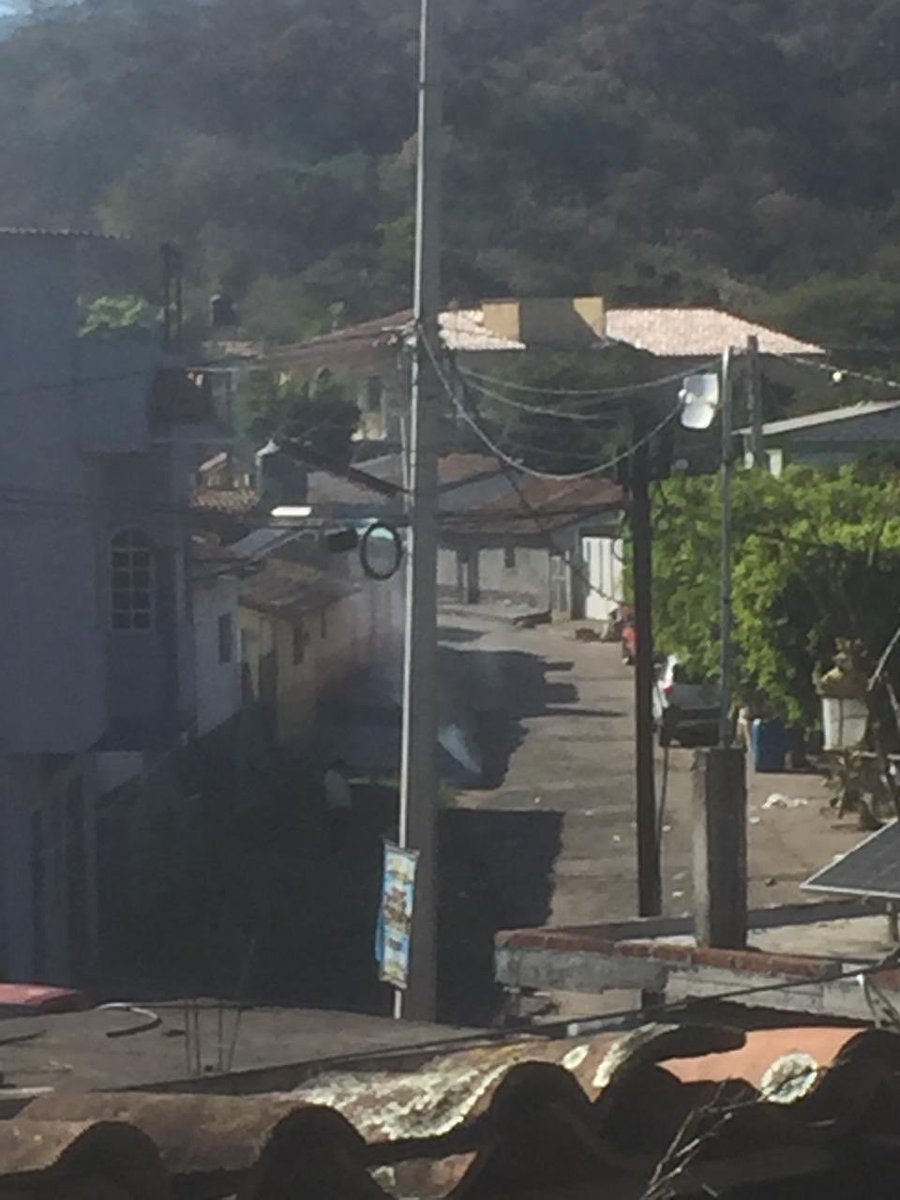 Ramachandr3's tweet image. Así resuelve el pueblo la falta de servicio del ayuntamiento en la recolección de basura.
#angamacutiro 
Cual calentamiento global, cual toxicidad al respirar plásticos…!