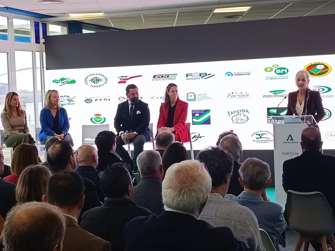 Encuentro de la Consejera de Cultura y Deporte Dª Patricia del Pozo con los representantes de las 61 Federaciones Deportivas Andaluzas en el Centro de Alto Rendimiento de Remo y Piragüismo la Cartuja de Sevilla

#FederacionesDeportivasAndaluzas #FederacionesDepoetivas #FAAS
