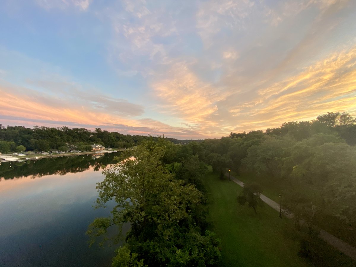 Have you ever visited the Strawberry Mansion Bridge? It’s one of our favorite hidden gems for overlooking the Schuylkill River and the city skyline while watching the sunset. 🌅 

Where’s your favorite spot along the Schuylkill? Tell us ⬇️