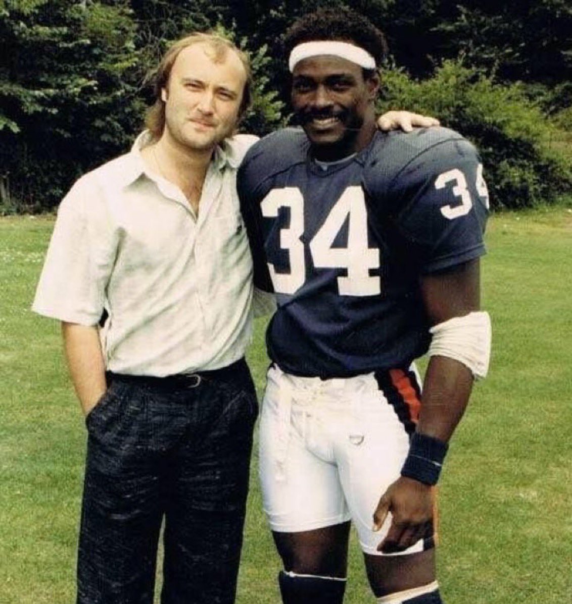 Walter Payton hanging with Phil Collins may be the best thing you see today …
