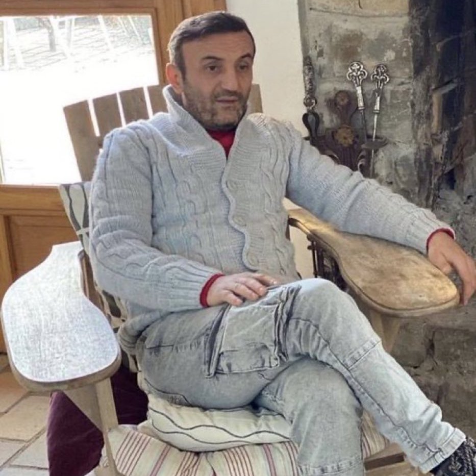 bugün erkenden uyuyacağım dedikten sonra mutfağın kör karanlığında 4. sigarayı yakarken