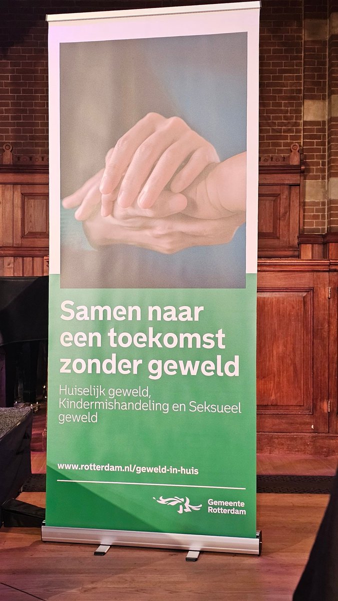WA_DijkzigtNwWk's tweet photo. Vandaag was de start van de campagne Dat is niet Normaal.
Indrukwekkende verhalen van (ervarings)deskundigen op het gebied van #femicide en #huiselijkgeweld en vertoning van de korte film Het ligt aan Mij.
@TanyaHoogwerf #Filomena #whoami #confro @VeiligThuisRdam @POL_Rotterdam https://t.co/CrnNHYjOmy