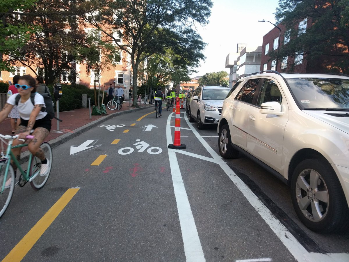 Es indispensable que todos esos automovilistas fanfarrones sepan que las calles son de toda la ciudadanía y que la infraestructura para la bicicleta que tanto bloquean y que consideran “de segunda” llegó para quedarse. 🚲👌 urban.org/urban-wire/why…