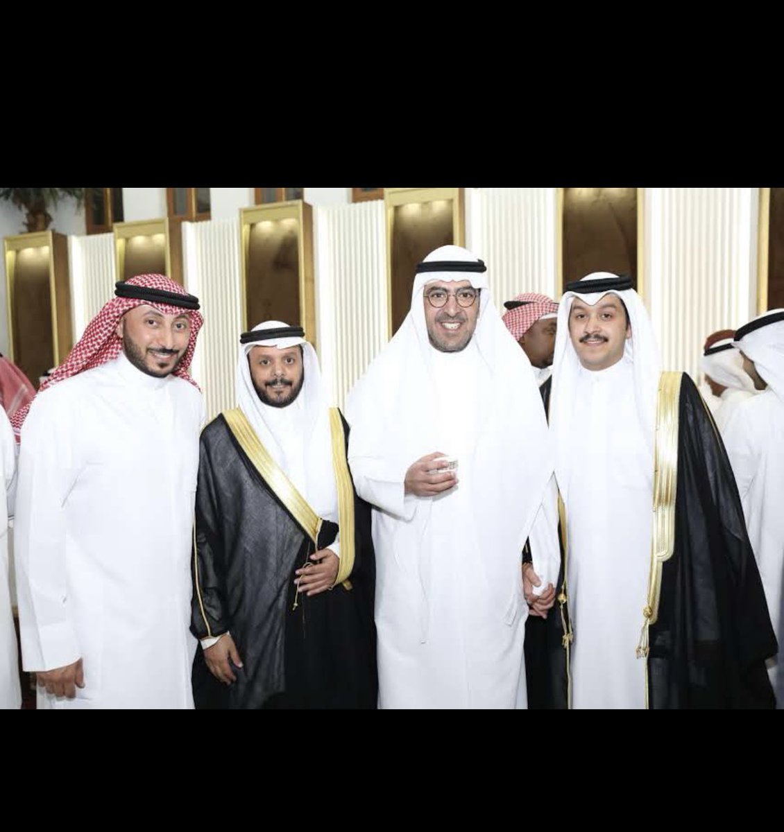 حضر سعادة الشيخ ضاري فهد الاحمد الصباح
حفل اخوانه ابناء الجعيب 
دامك افراحكم ال الجعيب الكرام

#ضاري_فهد_الاحمد
#الجعيب
