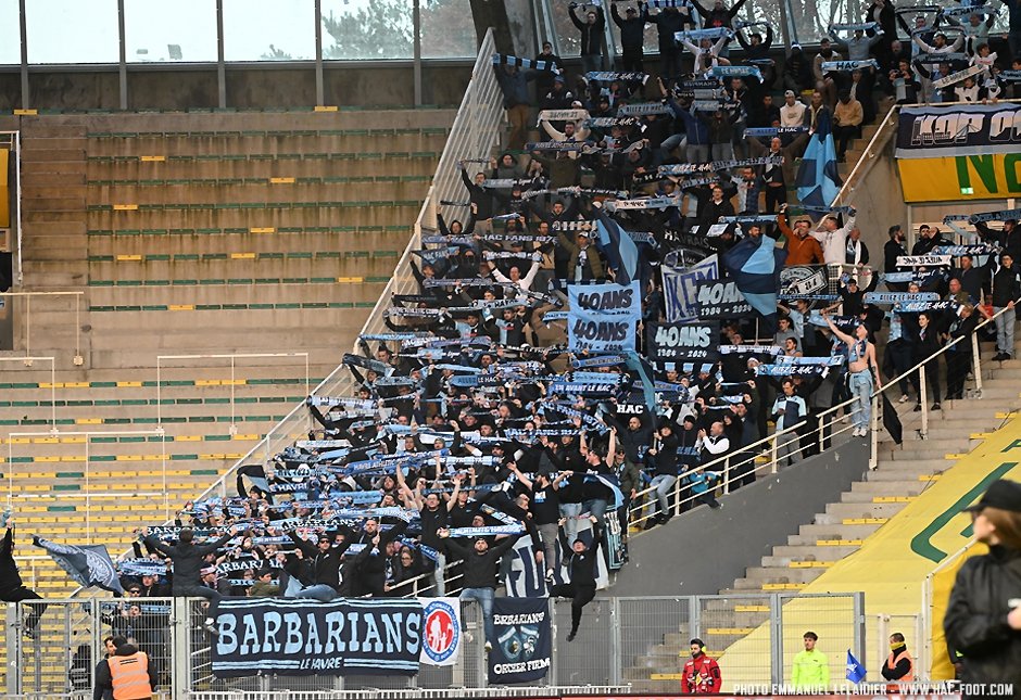 romain_1872's tweet photo. Y' a rien de plus beau qu' un parcage qui te sort une marée d'écharpe en l'honneur de son club. Grande fierté de voir qu'au Havre, on est fiers de nos couleurs et qu' on les portent avec honneur en Kop ou a l'extérieur ! https://t.co/IT0a55i6cj