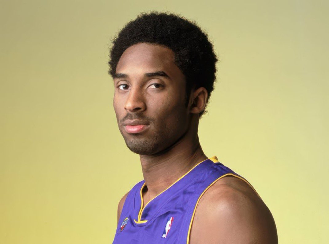 Lakers_World_Fr's tweet photo. 🐍 Kobe a clairement marqué son époque avec son dynamisme, sa capacité à se surpasser et à franchir des étapes, incarnant parfaitement la Mamba Mentality.

Franchement, qui n’a jamais crié « Kobe ! » en tentant un tir ? Rien que ça montre à quel point il a laissé une empreinte indélébile dans nos esprits et nos cœurs.

Je pourrais en dire encore plus, mais ça me fait vraiment mal d’entendre certains dire qu’il est surcoté. J’ai l’impression que dès qu’une célébrité disparaît, il y a toujours des gens pour la critiquer, juste pour le buzz. C’est de la critique facile, sans réflexion.

Pour moi, Kobe restera un joueur exceptionnel, quoi qu’en disent les autres.

🖤