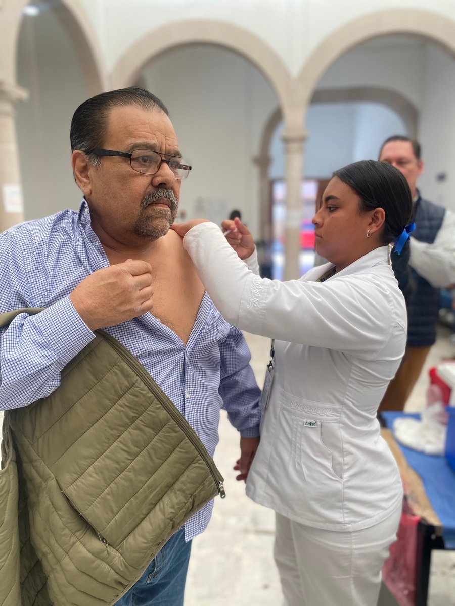CCLDurango's tweet photo. Con el apoyo del CESSA Carlos León de la Peña y de su directora la Dra. Claudia Alicia Perales Herrera, fueron vacunados el personal, así como usuarios de esta dependencia.

@EVillegasV
@FFragaH 

#ConciliaciónconValor https://t.co/KwIbKlhkGY