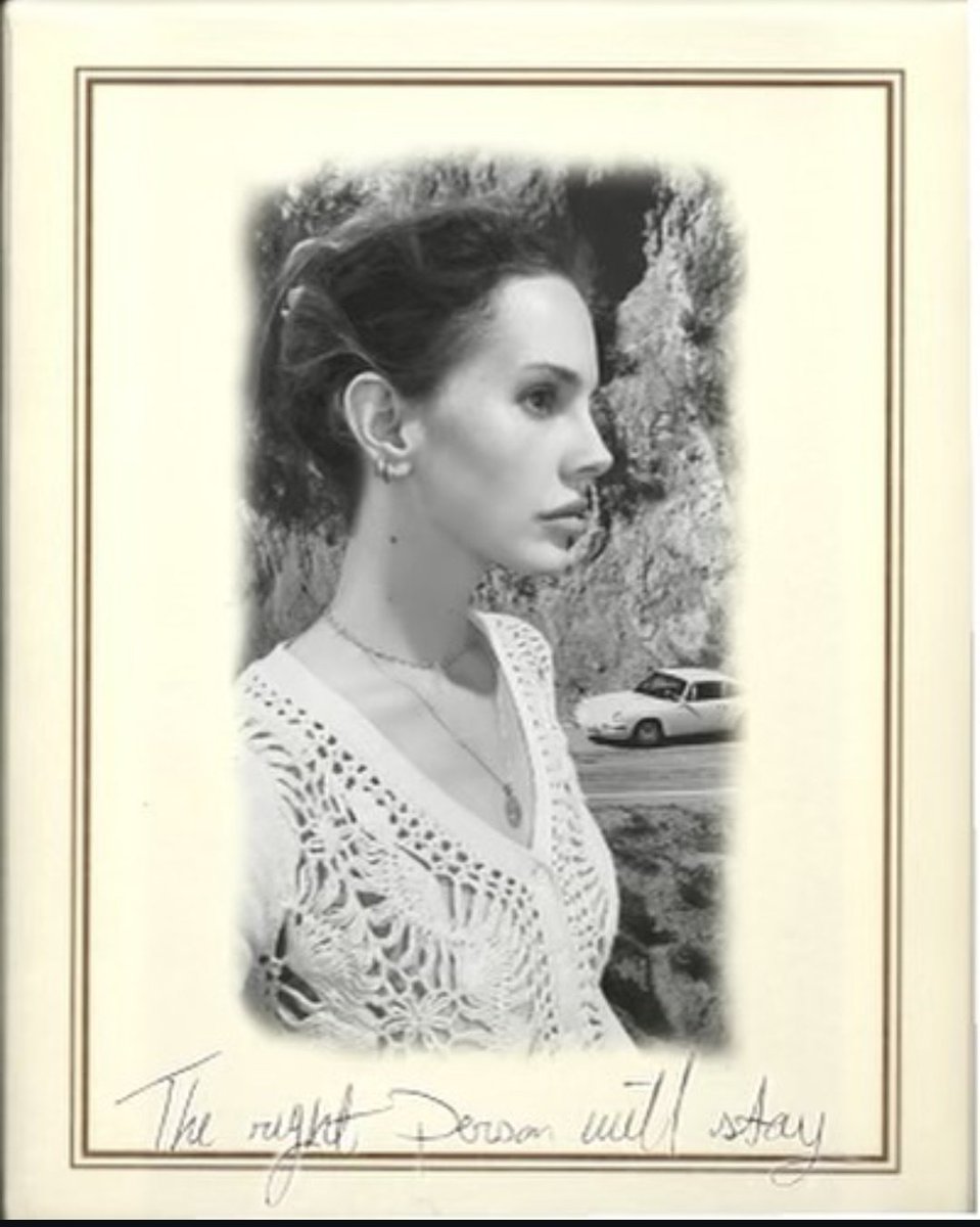 folkflo's tweet photo. la portada toda pixeleada horrible tan lana del rey coded https://t.co/co8PGoigRg