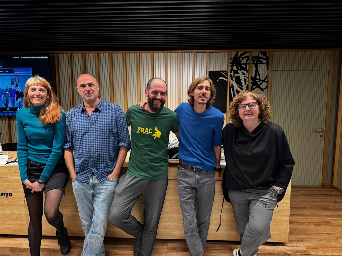 Gràcies Andrés, Blanca (@bancosyfuentes), Noe (<a href="/noeayso/">Noe</a>) i Jose (<a href="/antroperplejo/">Jose Mansilla</a>) per fer de la taula d’avui un espai distès, ric en contingut i amb mirada crítica. Era el que buscàvem amb l’<a href="/Aimaid_/">Aida Marzo</a>. Gràcies <a href="/javierwilhelm/">Javier Wilhelm PhD</a> per les 📸, que demostren que ens ho hem passat molt bé!