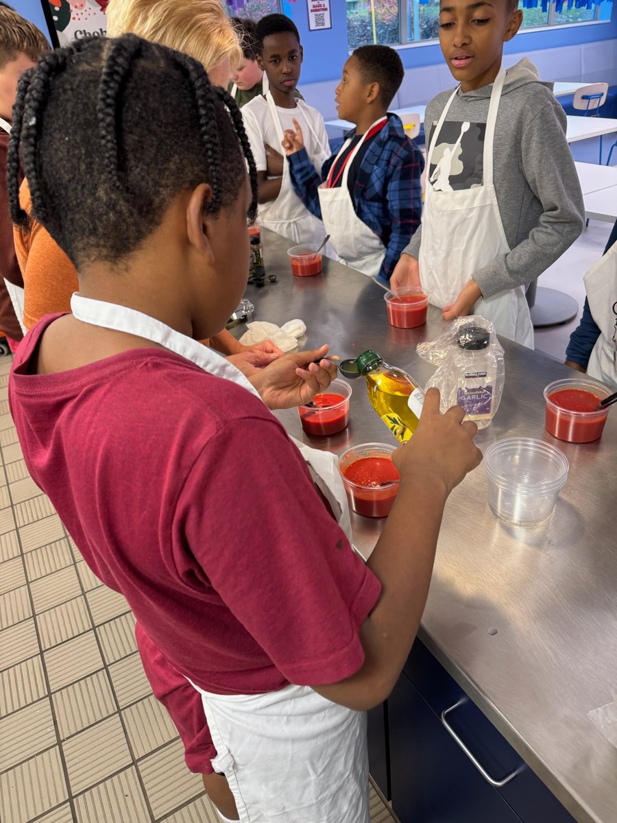 BestoftheBatch's tweet photo. Little chefs in the making! 🧑‍🍳 They got in the kitchen to create their own pizza bagel masterpieces 🍕 

#bestofthebatch #batchfoundation #chefsintgemaking #community #pittsburgh #pghcommunity https://t.co/rMgoQMe5hu