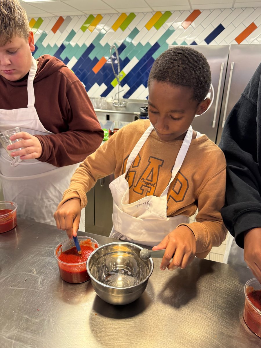 BestoftheBatch's tweet photo. Little chefs in the making! 🧑‍🍳 They got in the kitchen to create their own pizza bagel masterpieces 🍕 

#bestofthebatch #batchfoundation #chefsintgemaking #community #pittsburgh #pghcommunity https://t.co/rMgoQMe5hu