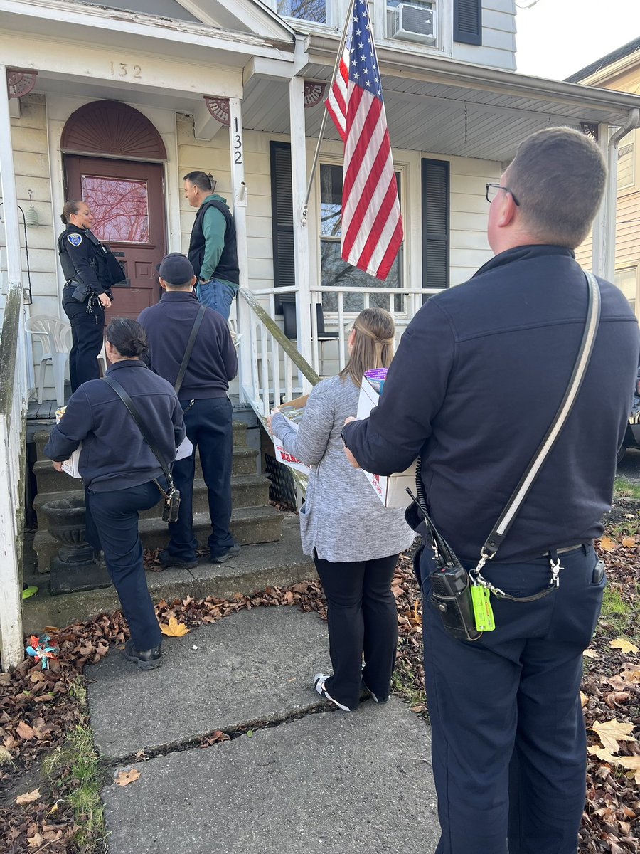 Today, our local police officers, firefighters, students and staff helped pack and deliver 12 thanksgiving meals for <a href="/BataviaJK/">John Kennedy Intermediate</a> families! So grateful for this school and community! 🙌🏽🍗