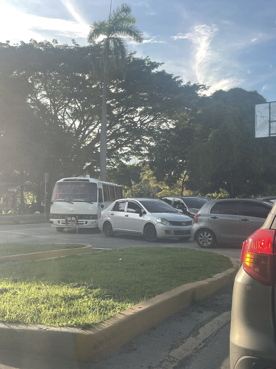 Vengan a poner orden acá atrás en un giro prohibido después del Ministerio de Seguridad!!! Hay un despelote y desorden vial acá!!! <a href="/ATTTPanama/">Autoridad del Tránsito</a> <a href="/policiadepanama/">Policía Nacional</a> <a href="/MinSegPma/">Ministerio de Seguridad Pública de Panamá</a> <a href="/TraficoCPanama/">Tráfico Panamá</a>