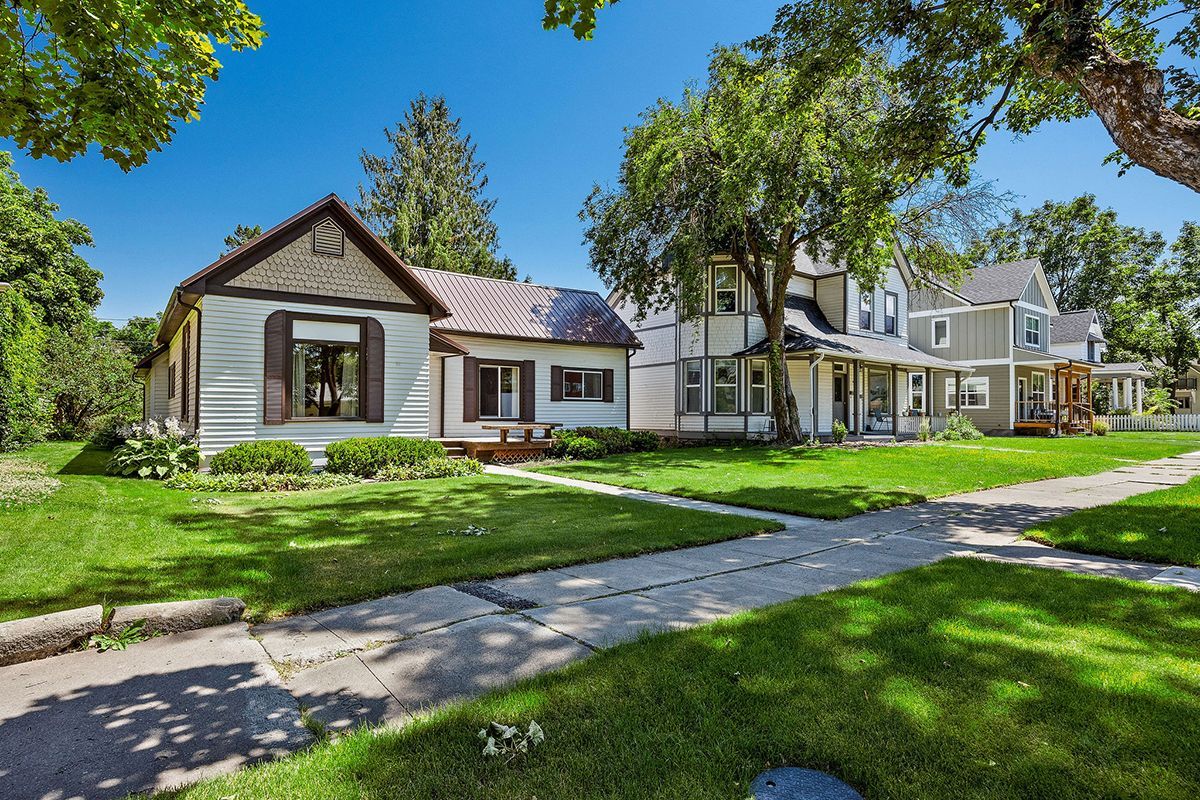 PureWestRE's tweet photo. #Beautifulhistorichome in #downtownKalispell near #WoodlandPark featuring 3 bedrooms, 1 full bathroom and an upstairs bonus room!

319 4th Avenue E, #KalispellMT

3 Beds / 1 Baths / 1,629 Sq Ft
MLS# 30036408 / $560,000

Contact John Hayes 850.375.4113

https://t.co/2AoNRlGlln https://t.co/AQwIlWDCcf