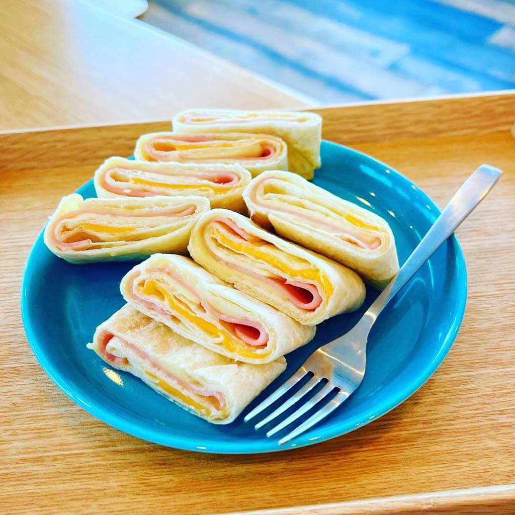 asahiyamaconall's tweet photo. ハナサクカフェです💐
これはなんですか〜❓と質問があると『ハムとチーズをトルティーヤ生地で包んで焼いたブ○トーのようなものです〜』とお応えしています♪
こちらは\2代目パヌトー/!
出来立てアツアツをどうぞ。テイクアウトして冷めても美味しい優等生です✨
#よくばりチケット #gotoeat https://t.co/xgyxjQoHQ7
