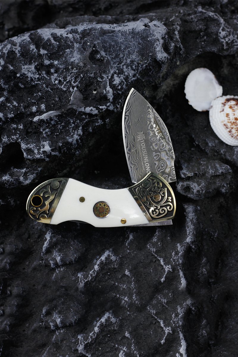 SunlongKnives's tweet image. Featuring a bone handle, stunning Damascus blade, and a mysterious copper bolster design, this little knife is ready to be your everyday sidekick. 💼🗡️

#sunlongknives #MiniMarvel #CarryWithStyle #KnifeArt