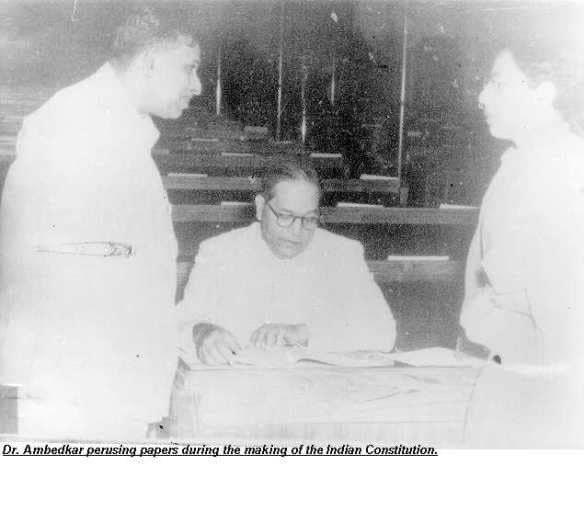 sathisshzdoc's tweet image. ஏன் இந்த தாமதம்?

வரைவுக் குழுவைப் பொறுத்த வரை, அது அரசியல் நிர்ணய சபையால் 1947 ஆம் ஆண்டு ஆகஸ்டு 29 அன்று தேர்ந்தெடுக்கப்பட்டது. ஆகஸ்டு மாதம் 30 ஆம் நாளில் அது தன் முதல் கூட்டத்தை நடத்தியது. ஆகஸ்டு 30 ஆம் நாளிலிருந்து 141 நாள்கள் அது அமர்வில் இருந்தது. இந்த சமயத்தில் அது அரசியல்