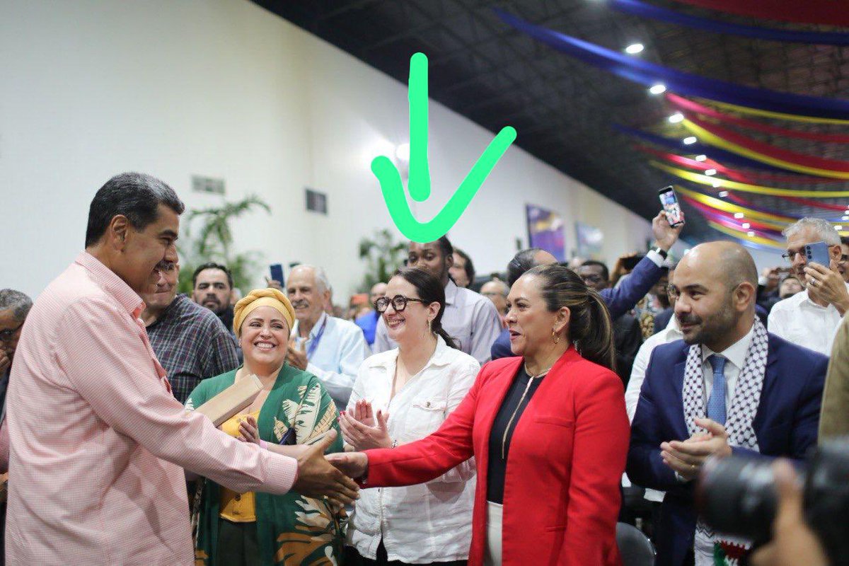 <a href="/IroshkaElvir/">Iroshka Elvir Diputada</a> @FabiolaAbudojHN <a href="/SalvaPresidente/">Salvador Nasralla</a> <a href="/PLHonduras/">Partido Liberal de Honduras</a> Es ella la misma persona honorable?  O, existe una manipulación o mala intención en la fotografía con Nicolás Maduro del pasado 28 de julio 2024?