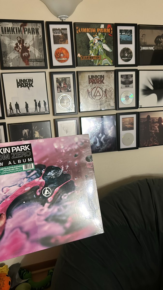 hello__zepp's tweet photo. I’m gonna need a bigger wall….@linkinpark #linkinpark #FromZero @LPLive https://t.co/bPIS72mcKa