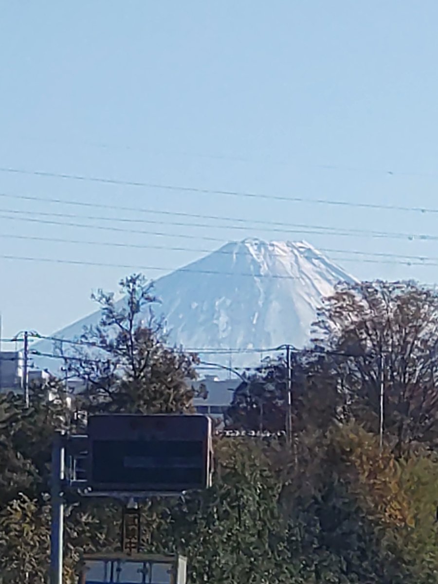 OgreTurf's tweet photo. 中央道 韮崎IC付近から見える富士山が個人的には1番好きです🗻
 #富士山   #山   #韮崎市 https://t.co/hkNcPSNksO