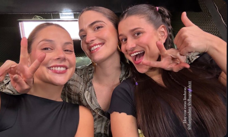 IsraelPesantez's tweet photo. lxs que se sientan al principio del salón // lxs q se sientan al último 
😂😂😂
#MCCelebrity 
#MCCelebrityEc https://t.co/DPbDGAlhHN