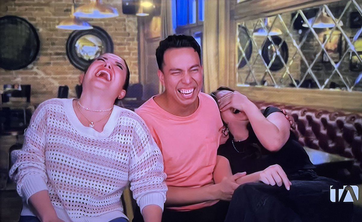 IsraelPesantez's tweet photo. lxs que se sientan al principio del salón // lxs q se sientan al último 
😂😂😂
#MCCelebrity 
#MCCelebrityEc https://t.co/DPbDGAlhHN