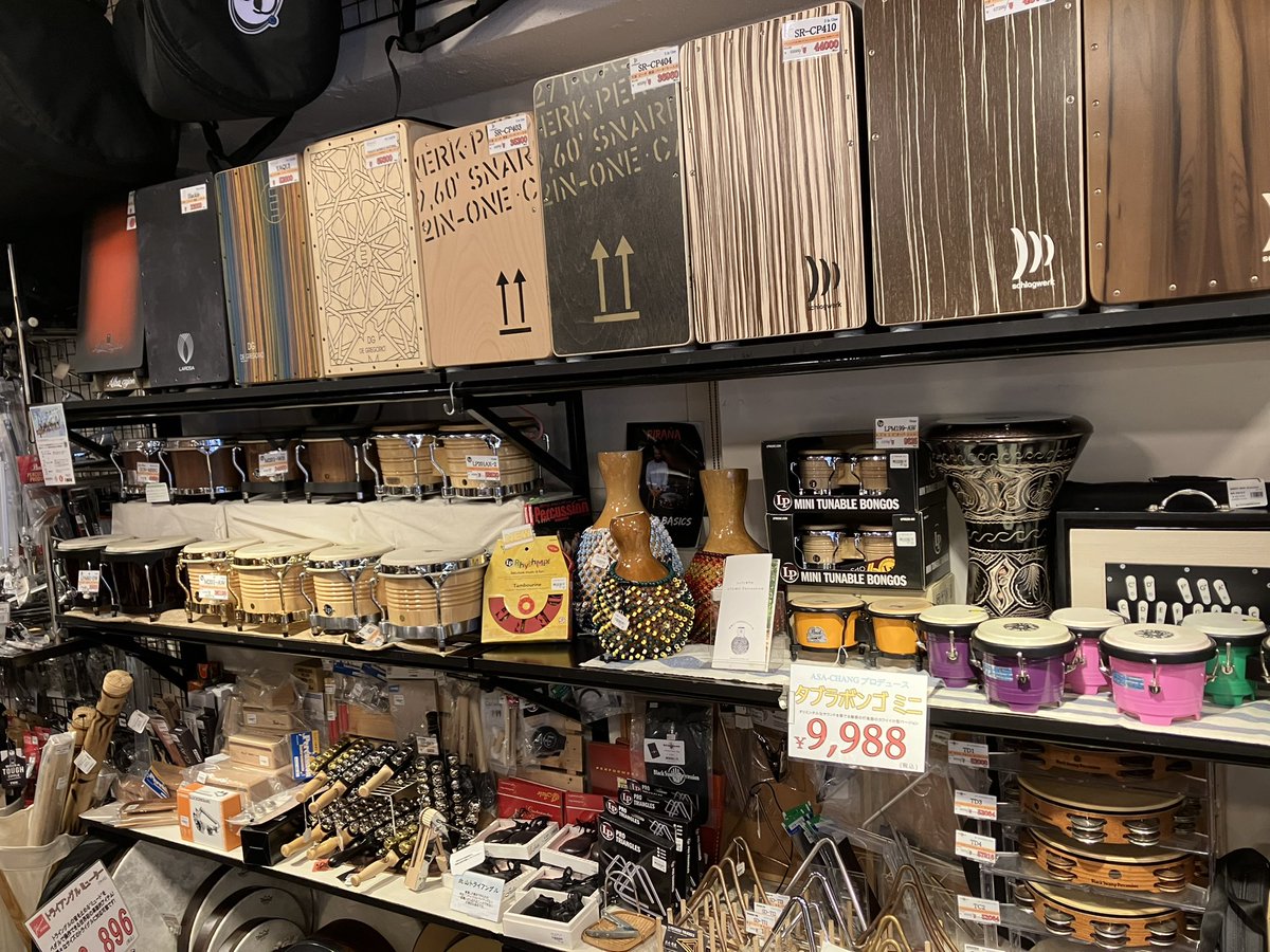 ACT_DRUM's tweet photo. 今日も元気に開店いたしました！
どらむ村のパーカッションコーナーも年末に向けての大量入荷でかなり盛り上がって来ましたよ！
今週の新入荷は激安でも結構使えるタンバリン、シェイカー、カウベル + クリスマス ソングに丁度よいSONORのハンドベル、MEINLのベルツリーです。
https://t.co/BwksKINTVX https://t.co/wYrk468GpQ
