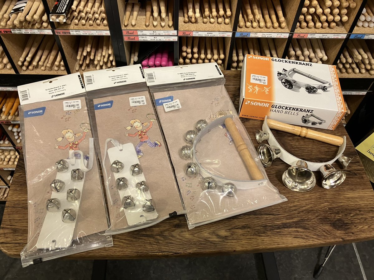 ACT_DRUM's tweet photo. 今日も元気に開店いたしました！
どらむ村のパーカッションコーナーも年末に向けての大量入荷でかなり盛り上がって来ましたよ！
今週の新入荷は激安でも結構使えるタンバリン、シェイカー、カウベル + クリスマス ソングに丁度よいSONORのハンドベル、MEINLのベルツリーです。
https://t.co/BwksKINTVX https://t.co/wYrk468GpQ
