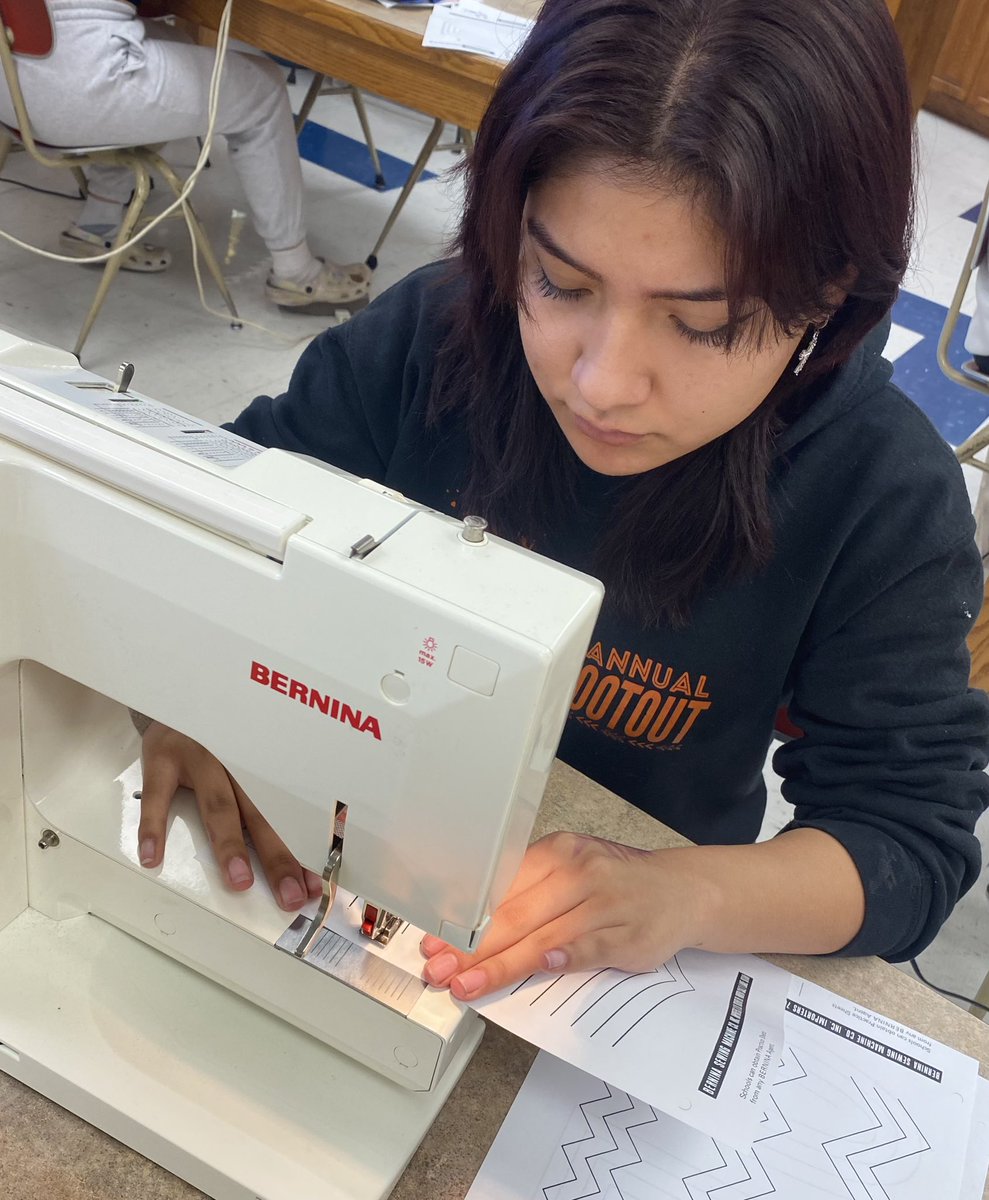 MrsYzar's tweet image. Intro students are getting the hang of “driving” the sewing machines while they practice on paper. 

#sayyestofcs #sewfun