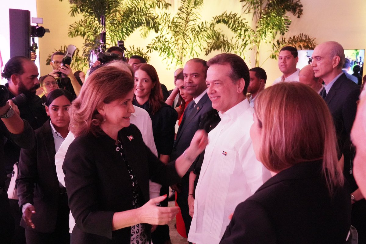 Felicitamos a su presidente <a href="/FelipeVicini/">Felipe Vicini</a>, por este valioso aporte cultural que resalta la riqueza floral de La Española y su compromiso con el arte y la naturaleza.🌸🌺🌻🌹🌼🪷🇩🇴