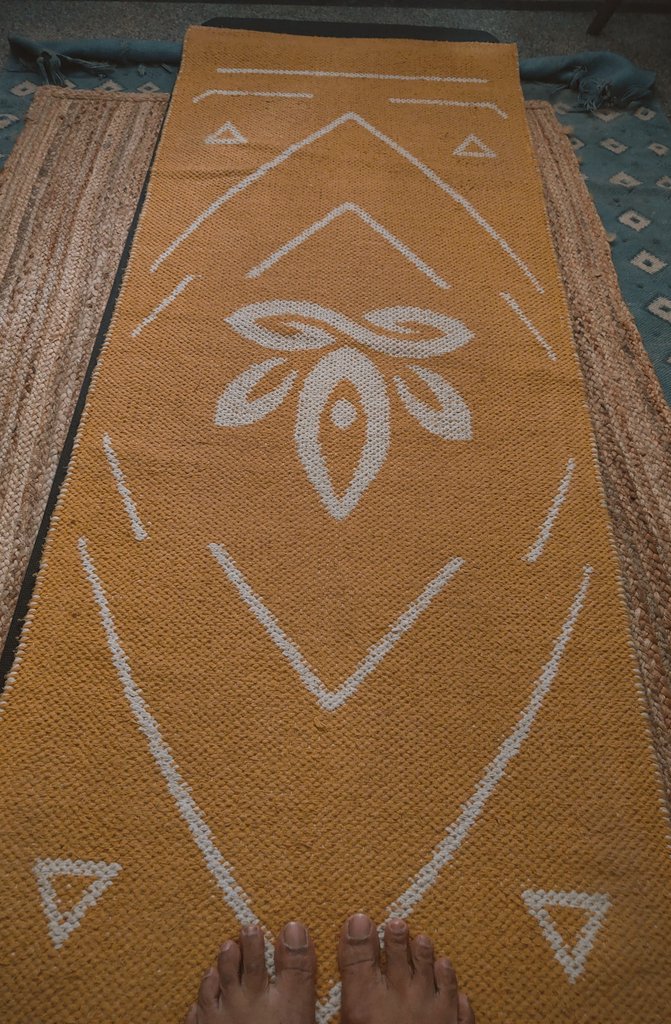 Ta_ra_das's tweet image. Today did my whole ashtanga practice to #rishabrikhiramsharma&apos;s music from chanakya to raag puriya kalyan. The gods descend when he sings/plays. Music, like yoga, is an instrument of liberation.