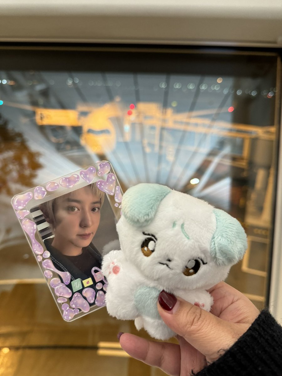 nelong1127's tweet photo. 엉아 만나러가쟈~!!! 는....엉아를 만나러 가는 험난한 여정....ㅋㅋㅋㅋ 이틀동안 5시간 잤는데 난기류 실화냐..좋다고 기내식 퍼먹다가 죽을뻔했다😭아 근데 뽀뇨리 너무 기여워 진짜 ㅠㅠㅠㅠㅠㅠㅠ https://t.co/AE9JltIy2e