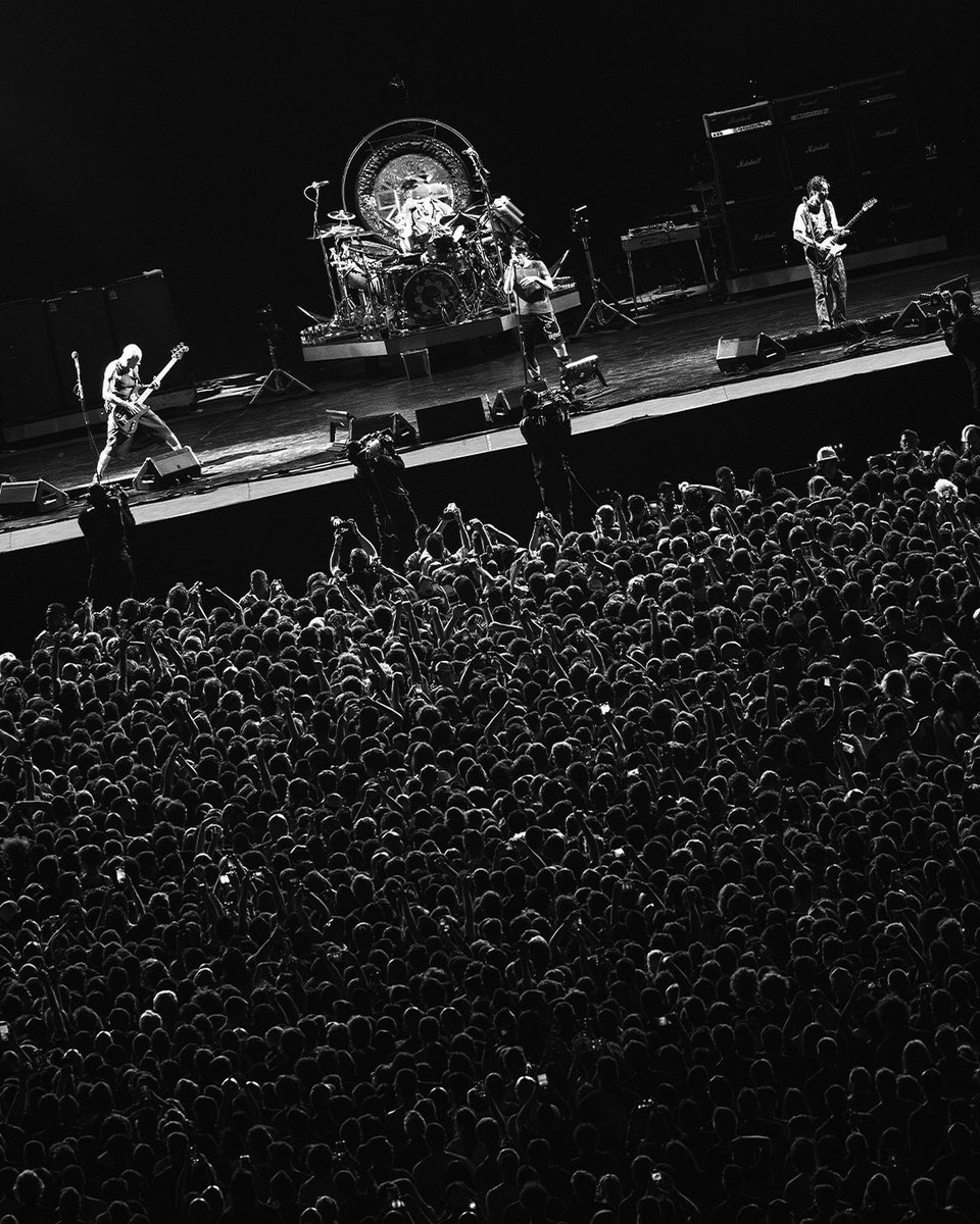 ChiliPeppersArg's tweet photo. Hoy se cumple un año de la segunda presentación de Red Hot Chili Peppers en el estadio de River Plate en Buenos Aires 🇦🇷

El 26 de noviembre de 2023 sería el cierre del #GlobalStadiumTour en Latinoamérica con diez shows a lo largo de Costa Rica, Brasil, Chile y nuestro país.

Red Hot Chili Peppers nos regaló dos noches inolvidables e históricas para nosotros

El setlist elegido fue

Around the World
Scar Tissue
The Ocean (Tease)
Snow ((Hey Oh))
Here Ever After
Havana Affair
Eddie
Hey
I Like Dirt
Don't Forget Me
Tippa My Tongue
Wet Sand
Tell Me Baby
Californication
Black Summer
By the Way
-----
Under the Bridge
Give It Away

📸 1 a 10  @gggonzalolopez