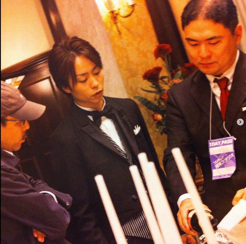 Butler_Japan's tweet image. 【執事の小話】
X担当執事がドラマ版『謎解きはディナーのあとで』の現場で執事監修をしていた当社代表取締役社長の新井から伺った話によると、
「櫻井翔さんは裏方で働く私たちにも気を配ってくださり、演技はもちろんのこと、実際に執事のようだった」と聞いております。

画像…