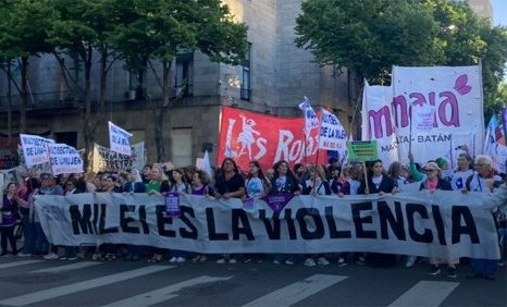 *Alberto reventaba a golpes a su mujer embarazada"

Las feministas:
