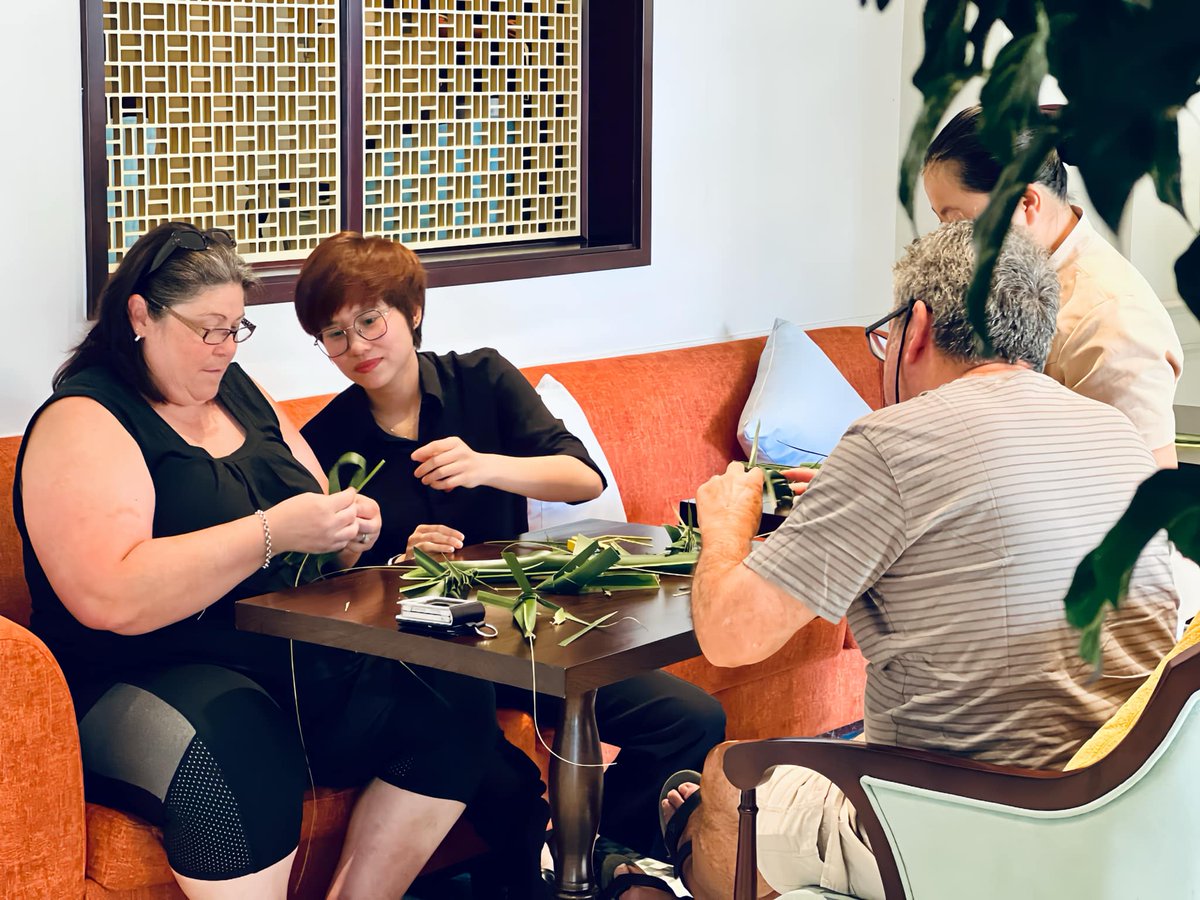 lire_hotel's tweet image. The grasshopper model made from palm leaves – would you like to try making it yourself?
#hoian #travel #hotel #eco #workshop